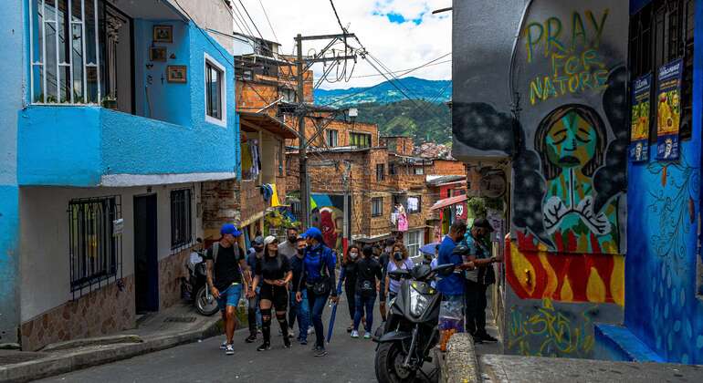 Free Tour A Pie De Los Graffitis De Comuna Medellin Freetour