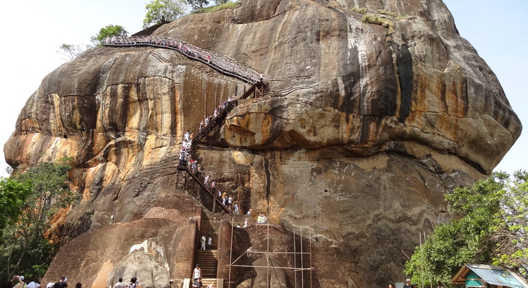 Pidurangala Rocks & Dambulla Golden Temple Day Tour - Kandy | FREETOUR.com